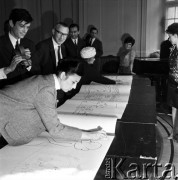 1.06.1968, Jabłonna k/Warszawy, Polska.
Spotkanie artystów w ośrodku konferencyjno-wypoczynkowym Polskiej Akademii Nauk. Zgromadzeni goście oglądają i fotografują naszkicowane przez plastyków rysunki. Na drugim planie pracuje Maja Berezowska, malarka, graficzka i karykaturzystka. Napis na rysunku: 