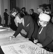 1.06.1968, Jabłonna k/Warszawy, Polska.
Spotkanie artystów w ośrodku konferencyjno-wypoczynkowym Polskiej Akademii Nauk. Plastycy szkicują satyryczne rysunki. Na pierwszym planie - Maja Berezowska, malarka, graficzka i karykaturzystka. Napis na rysunku: 
