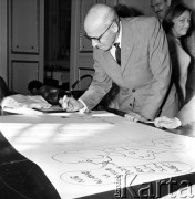 1.06.1968, Jabłonna k/Warszawy, Polska.
Spotkanie artystów w ośrodku konferencyjno-wypoczynkowym Polskiej Akademii Nauk. Mężczyzna szkicuje satyryczny rysunek. Napis na rysunku: 