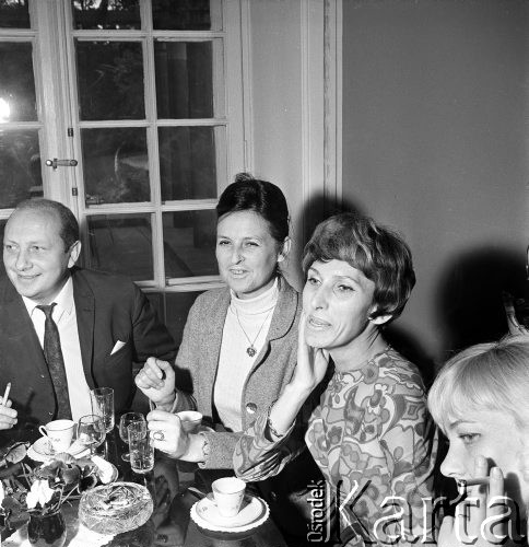 1.06.1968, Jabłonna k/Warszawy, Polska.
Spotkanie artystów w ośrodku konferencyjno-wypoczynkowym Polskiej Akademii Nauk. Zaproszeni goście podczas wspólnego poczęstunku.  
Fot. Jarosław Tarań, zbiory Ośrodka KARTA
