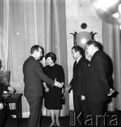 5.01.1968, Warszawa, Polska.
Spotkanie w Ministerstwie Spraw Zagranicznych. Adam Rapacki - minister spraw zagranicznych wita kierowcę rajdowego Sobiesława Zasadę - zdobywcę srebrnego medalu w rajdzie w 1968 roku.
Fot. Jarosław Tarań, zbiory Ośrodka KARTA