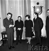 5.01.1968, Warszawa, Polska.
Spotkanie w Ministerstwie Spraw Zagranicznych. Adam Rapacki minister spraw zagranicznych (od lewej), NN, NN, kierowca rajdowy - Sobiesław Zasada - zdobywca srebrnego medalu w rajdzie w 1968 roku.
Fot. Jarosław Tarań, zbiory Ośrodka KARTA