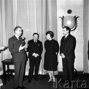 5.01.1968, Warszawa, Polska.
Spotkanie w Ministerstwie Spraw Zagranicznych. Adam Rapacki minister spraw zagranicznych (od lewej), NN, NN, kierowca rajdowy - Sobiesław Zasada - zdobywca srebrnego medalu w rajdzie w 1968 roku.
Fot. Jarosław Tarań, zbiory Ośrodka KARTA