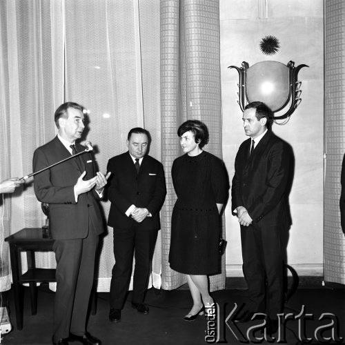 5.01.1968, Warszawa, Polska.
Spotkanie w Ministerstwie Spraw Zagranicznych. Adam Rapacki minister spraw zagranicznych (od lewej), NN, NN, kierowca rajdowy - Sobiesław Zasada - zdobywca srebrnego medalu w rajdzie w 1968 roku.
Fot. Jarosław Tarań, zbiory Ośrodka KARTA