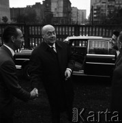 2.10.1968, Warszawa, Polska.
Konferencja Partyjna Dzielnicy Wola. Powitanie premiera Józefa Cyrankiewicza. Za politykiem stoi samochód marki Wołga, w oddali widoczne są bloki mieszkalne. 
Fot. Jarosław Tarań, zbiory Ośrodka KARTA