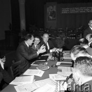 2.10.1968, Warszawa, Polska.
Konferencja Partyjna Dzielnicy Wola. Premier Józef Cyrankiewicz oraz działacze partyjni siedzą przy stole, na którym znajdują się dokumenty i gazety, m.in. 