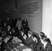 2.10.1968, Warszawa, Polska.
Konferencja Partyjna Dzielnicy Wola. Działacze partyjni witają oklaskami premiera Józefa Cyrankiewicza. Na ścianie widnieje napis: 