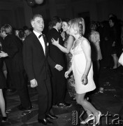 1.01.1968, Warszawa, Polska.
Bal Sylwestrowy. Reżyser i scenarzysta filmowy Janusz Nasfeter podczas tańca. Na parkiecie tańczą również inne pary ubrane w wieczorowe kreacje.
Fot. Jarosław Tarań, zbiory Ośrodka KARTA