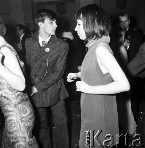 1.01.1968, Warszawa, Polska.
Bal Sylwestrowy - tańczące pary.
Fot. Jarosław Tarań, zbiory Ośrodka KARTA