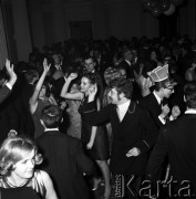 1.01.1968, Warszawa, Polska.
Bal Sylwestrowy - tańczące pary.
Fot. Jarosław Tarań, zbiory Ośrodka KARTA