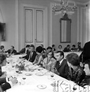 1.06.1968, Jabłonna k/Warszawy, Polska.
Spotkanie artystów w ośrodku konferencyjno-wypoczynkowym Polskiej Akademii Nauk, goście podczas wspólnego śniadania.  
Fot. Jarosław Tarań, zbiory Ośrodka KARTA