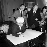 1.06.1968, Jabłonna k/Warszawy, Polska.
Spotkanie artystów w ośrodku konferencyjno-wypoczynkowym Polskiej Akademii Nauk.  Malarka, graficzka i karykaturzystka - Maja Berezowska szkicuje rysunek. Pracy przygląda się rysownik - Zbigniew Lengren oraz inni, zaproszeni goście. 
Fot. Jarosław Tarań, zbiory Ośrodka KARTA