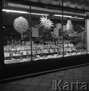 13.05.1968, Warszawa, Polska.
Księgarnia - wystawa sklepowa prezentująca książki. Widoczny jest również napis na szybie: 