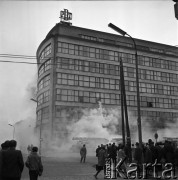 23.05.1968, Warszawa, Polska.
Ćwiczenia strażackie w Powszechnym Domu Towarowym Praga - przed gmachem stoi wóz strażacki. Przechodnie obserwują działania strażaków.
Fot. Jarosław Tarań, zbiory Ośrodka KARTA