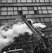 23.05.1968, Warszawa, Polska.
Ćwiczenia strażackie w Powszechnym Domu Towarowym Praga - strażacy wchodzą po drabinie do budynku. 
Fot. Jarosław Tarań, zbiory Ośrodka KARTA