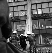 23.05.1968, Warszawa, Polska.
Ćwiczenia strażackie w Powszechnym Domu Towarowym Praga - strażacy przeprowadzają ewakuację osób znajdujących się w budynku. Widoczne są witryny sklepowe oraz fragment napisów: 