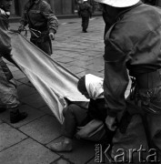 23.05.1968, Warszawa, Polska.
Ćwiczenia strażackie w Powszechnym Domu Towarowym Praga. Ewakuacja osób znajdujących się w budynku - strażacy pomagają kobiecie w ewakuacji. 
Fot. Jarosław Tarań, zbiory Ośrodka KARTA