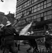 23.05.1968, Warszawa, Polska.
Ćwiczenia strażackie w Powszechnym Domu Towarowym Praga. Ewakuacja osób znajdujących się w budynku. Na drugim planie widoczny jest fragment napisu: 