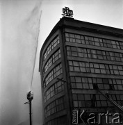 23.05.1968, Warszawa, Polska.
Ćwiczenia strażackie w Powszechnym Domu Towarowym Praga. Strażacy gaszą pożar oraz wchodzą po drabinie do budynku. 
Fot. Jarosław Tarań, zbiory Ośrodka KARTA