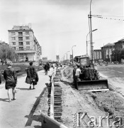 25.04.1968, Warszawa, Polska.
Aleje Jerozolimskie - prace remontowe, remont pobocza. Na pierwszym planie widoczni są przechodnie oraz pracujący spychacz. W oddali znajdują się: restauracja 