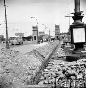 25.04.1968, Warszawa, Polska.
Aleje Jerozolimskie - prace remontowe. Ruch uliczny, przechodnie, przejeżdżający autobus. W oddali widoczny jest Most Poniatowskiego.
Fot. Jarosław Tarań, zbiory Ośrodka KARTA
