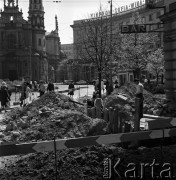 25.04.1968, Warszawa, Polska.
Plac Zbawiciela - prace remontowe. Na pierwszym planie widoczny jest pracujący robotnik, przechodnie, kwitnące drzewa. W oddali - fragment Kościoła Najświętszego Zbawiciela.
Fot. Jarosław Tarań, zbiory Ośrodka KARTA
