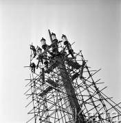 25.04.1968, Warszawa, Polska.
Plac Konstytucji - prace remontowe. Robotnicy pracują na rusztowaniu wokół ulicznej latarni.
Fot. Jarosław Tarań, zbiory Ośrodka KARTA
