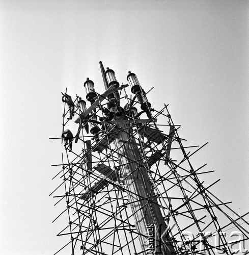 25.04.1968, Warszawa, Polska.
Plac Konstytucji - prace remontowe. Robotnicy pracują na rusztowaniu wokół ulicznej latarni.
Fot. Jarosław Tarań, zbiory Ośrodka KARTA
