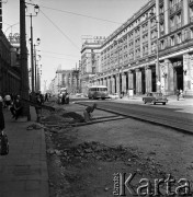 25.04.1968, Warszawa, Polska.
Ulica Marszałkowska - prace remontowe. Robotnicy podczas pracy. Ruch uliczy - przejeżdżające samochody, tramwaj, przechodnie. Widoczna jest również zabudowa Marszałkowskiej Dzielnicy Mieszkaniowej oraz siedziba 