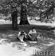 25.04.1968, Warszawa, Polska.
Zajęcia w plenerze - dziewczęta malują drzewa rosnące w parku.
Fot. Jarosław Tarań, zbiory Ośrodka KARTA