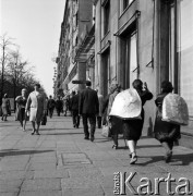 25.04.1968, Warszawa, Polska.
Plac Konstytucji - ruch uliczny, przechodnie. Na pierwszym planie widoczne są dwie kobiety niosące na plecach worki z papierem toaletowym.
Fot. Jarosław Tarań, zbiory Ośrodka KARTA
