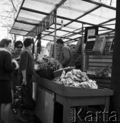 25.04.1968, Warszawa, Polska.
Plac Konstytucji - uliczne stoisko z warzywami i owocami. Klientki robią zakupy. 
Fot. Jarosław Tarań, zbiory Ośrodka KARTA