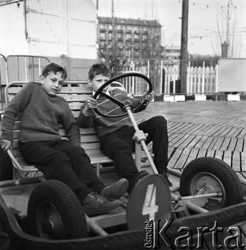 18.04.1968, Warszawa, Polska.
Wesołe miasteczko z Czechosłowacji. Dwaj chłopcy poruszają się samochodem po drewnianym torze.
Fot. Jarosław Tarań, zbiory Ośrodka KARTA