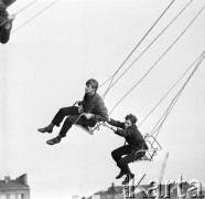 18.04.1968, Warszawa, Polska.
Wesołe miasteczko z Czechosłowacji. Dwaj chłopcy na karuzeli łańcuchowej. Widoczne są również dachy domów.
Fot. Jarosław Tarań, zbiory Ośrodka KARTA