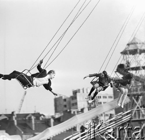 18.04.1968, Warszawa, Polska.
Wesołe miasteczko z Czechosłowacji. Młodzież na karuzeli łańcuchowej. Widoczne są również dachy domów.
Fot. Jarosław Tarań, zbiory Ośrodka KARTA