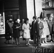 18.04.1968, Warszawa, Polska.
Ruch uliczny w Alejach Jerozolimskich - przechodnie oczekują na przejście przez ulicę. Widoczna jest również budka Milicji Obywatelskiej.
Fot. Jarosław Tarań, zbiory Ośrodka KARTA
