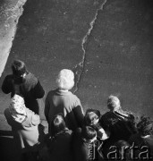 18.04.1968, Warszawa, Polska.
Warszawski ruch uliczny - przechodnie oczekują na przejście przez ulicę.
Fot. Jarosław Tarań, zbiory Ośrodka KARTA
