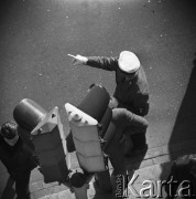 18.04.1968, Warszawa, Polska.
Milicjant nadzoruje ruch uliczny. Widoczna jest również sygnalizacja świetlna.
Fot. Jarosław Tarań, zbiory Ośrodka KARTA
