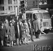 18.04.1968, Warszawa, Polska.
Ruch uliczny w Alejach Jerozolimskich - przechodnie przechodzą przez ulicę. Widoczna jest również sygnalizacja świetlna oraz przejeżdżający autobus. 
Fot. Jarosław Tarań, zbiory Ośrodka KARTA