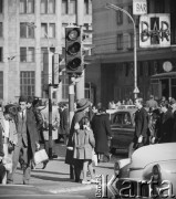18.04.1968, Warszawa, Polska.
Ruch uliczny w Alejach Jerozolimskich - przechodnie przechodzą przez ulicę. Widoczna jest również sygnalizacja świetlna oraz przejeżdżające samochody. 
Fot. Jarosław Tarań, zbiory Ośrodka KARTA