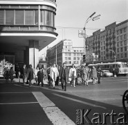 18.04.1968, Warszawa, Polska.
Ruch uliczny w Alejach Jerozolimskich - przechodnie przechodzą przez ulicę. Widoczna jest również sygnalizacja świetlna, budka Milicji Obywatelskiej oraz przejeżdżające samochody. 
Fot. Jarosław Tarań, zbiory Ośrodka KARTA