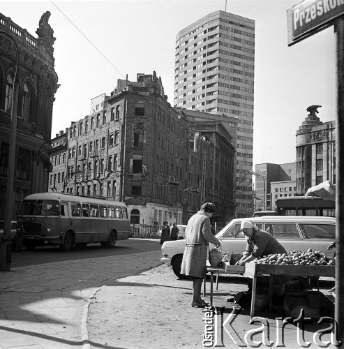 Kwiecień 1968, Warszawa, Polska.
Przeznaczona do wyburzenia kamienica przy ulicy Władysława Hibnera [przed rokiem 1950 i obecnie ul. Zgoda]. Na pierwszym planie uliczna sprzedaż ziemniaków oraz przejeżdżający autobus, z prawej wylot ul. Przeskok.
Fot. Jarosław Tarań, zbiory Ośrodka KARTA