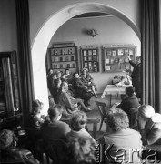 Kwiecień 1968, Warszawa, Polska.
Przeznaczony dla mieszkańców Warszawy odczyt na temat literatury. Na ścianie znajdują się gabloty z propozycjami książkowymi wydawnictw: PIW, Ludowa Spółdzielnia Wydawnicza, Wydawnictwo MON.
Fot. Jarosław Tarań, zbiory Ośrodka KARTA
