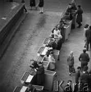 Kwiecień 1968, Warszawa, Polska.
Ulica Hibnera (dzisiejsza ulica Złota) - przechodnie spożywają lody.
Fot. Jarosław Tarań, zbiory Ośrodka KARTA