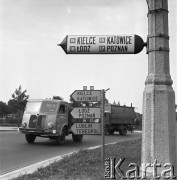 30.08.1968, Warszawa, Polska.
Drogowskazy z nazwami miast. Na drugim planie widoczne są przejeżdżające samochody ciężarowe, m.in. Star 25.
Fot. Jarosław Tarań, zbiory Ośrodka KARTA