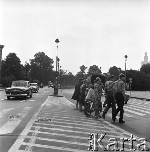 30.08.1968, Warszawa, Polska.
Ulica Marszałkowska (na wysokości Placu za Żelazną Bramą) - przechodnie przechodzą przez ulicę, widoczne są również przejeżdżające samochody oraz tramwaj nr 5. W oddali wieża Pałacu Kultury i Nauki.
Fot. Jarosław Tarań, zbiory Ośrodka KARTA