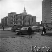 Listopad 1968, Warszawa, Polska.
Warszawski ruch uliczny - starsze panie oczekujące na przejście przez ulicę, przejeżdżające samochody. W oddali widoczne są nowowybudowane bloki mieszkalne usytuowane przy ulicy Marchlewskiego oraz wieża Pałacu Kultury i Nauki.
Fot. Jarosław Tarań, zbiory Ośrodka KARTA
