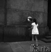 19.06.1968, Warszawa, Polska.
Zabawa w centrum miasta - dziewczynka grająca w piłkę.
Fot. Jarosław Tarań, zbiory Ośrodka KARTA