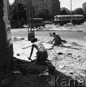 19.06.1968, Warszawa, Polska.
Ulica Nowogrodzka - robotnicy podczas prac remontowych. Na drugim planie widoczne są przejeżdżające samochody oraz zabudowa miejska.
Fot. Jarosław Tarań, zbiory Ośrodka KARTA