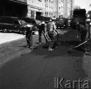 19.06.1968, Warszawa, Polska.
Ulica Nowogrodzka - robotnicy podczas prac remontowych. Na drugim planie widoczne są samochody, m.in. furgony marki 